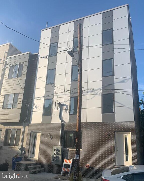 2615 Latona St in Philadelphia, PA - Building Photo