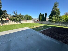 2000 Diamond Head Way in West Richland, WA - Building Photo - Building Photo