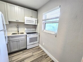 1201 SW 42nd Ave, Unit 201 in Miami, FL - Foto de edificio - Building Photo