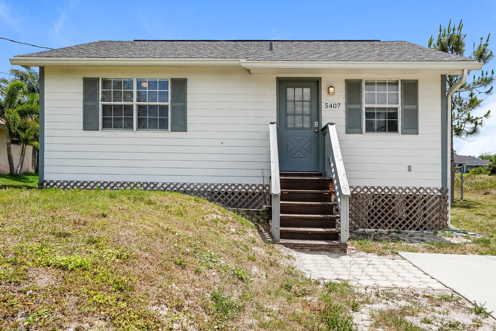 5407 3rd St W in Lehigh Acres, FL - Building Photo
