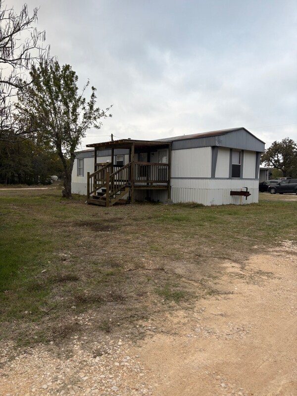 240 Clark Ln in Giddings, TX - Building Photo - Building Photo