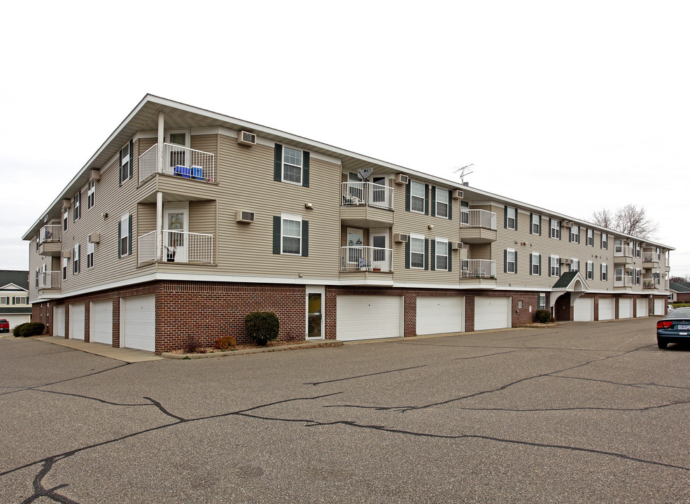 Meadowlawn Village in Sartell, MN - Foto de edificio