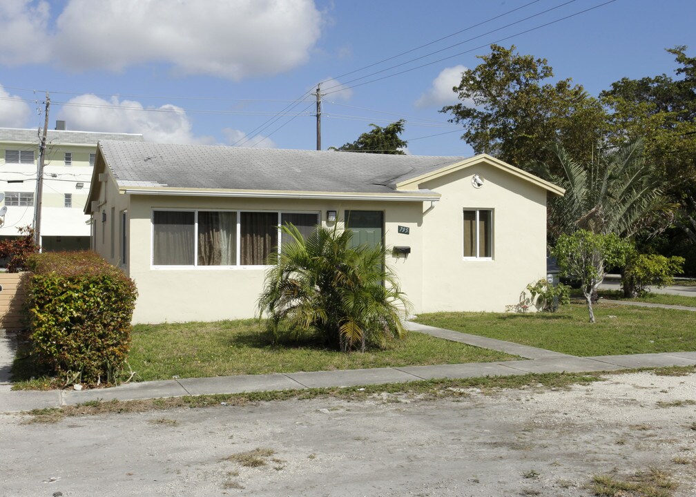 795 NE 128th St in Miami, FL - Foto de edificio