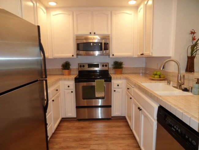 2445 Brant St-Unit -Unit 208 in San Diego, CA - Building Photo - Building Photo