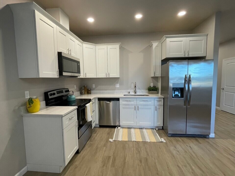 9646 Goodrich Rd SE, Unit B in Moses Lake, WA - Foto de edificio