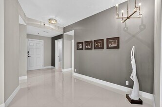7578 Regency Lake Dr in Boca Raton, FL - Building Photo - Building Photo