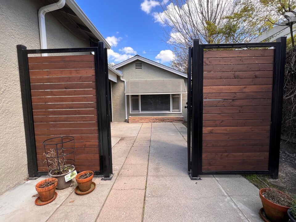 520-520 Sycamore Ave in Modesto, CA - Building Photo