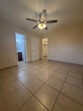 7056 SW 22nd St, Unit 4 in Miami, FL - Foto de edificio - Building Photo