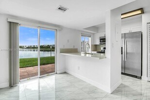 164 Riviera Cir in Weston, FL - Building Photo
