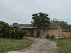 920 Lazy Creek Ln in Blanco, TX - Building Photo
