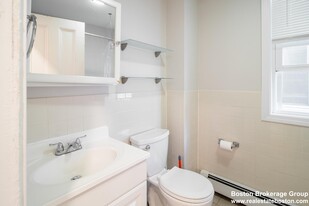 276 E Cottage St, Unit #1 in Boston, MA - Building Photo - Building Photo