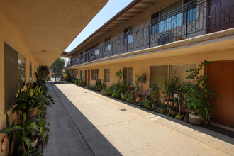 Walnut in Baldwin Park, CA - Foto de edificio - Building Photo