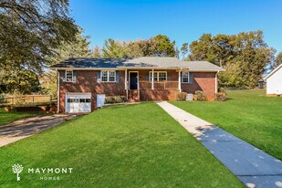 412 Hammett Bridge Rd in Greer, SC - Building Photo