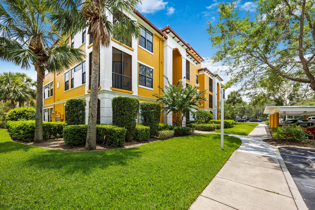 8341 38th Street Cir E, Unit 203 in Sarasota, FL - Building Photo