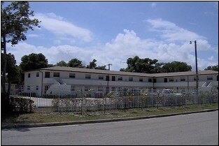 Emerald Apartments in Fort Pierce, FL - Foto de edificio - Building Photo