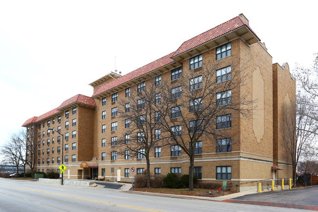 Carroll Tower in St. Charles, IL - Foto de edificio - Building Photo