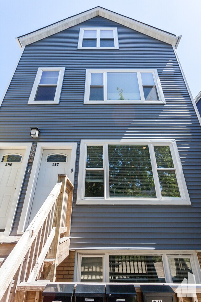 2437 N Ashland Ave, Unit 2F in Chicago, IL - Building Photo - Building Photo