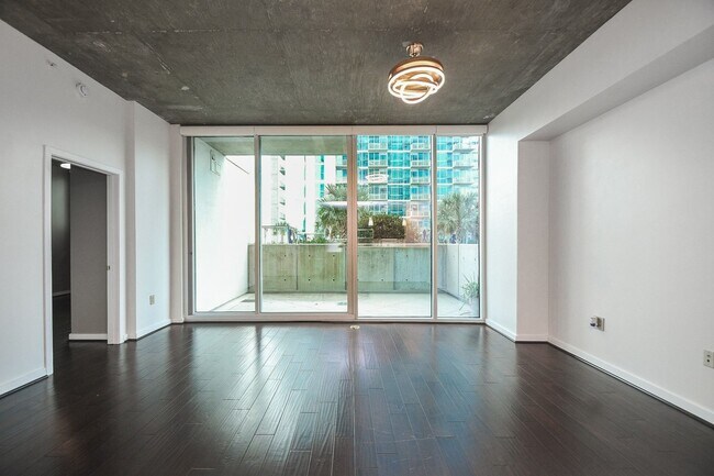 5925 Almeda Rd in Houston, TX - Foto de edificio - Building Photo