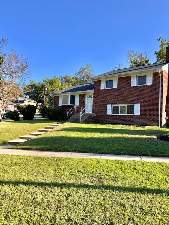 12215 Hunters Ln in Rockville, MD - Building Photo