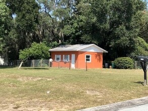 1329 Dean Ave in Eustis, FL - Foto de edificio - Building Photo