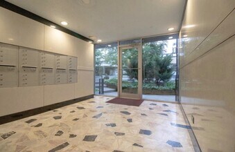 5746 N Sheridan Rd in Chicago, IL - Foto de edificio - Building Photo