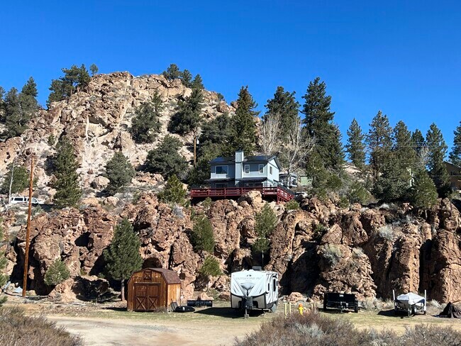 225 Pinon Hill Rd in Mammoth Lakes, CA - Building Photo - Building Photo