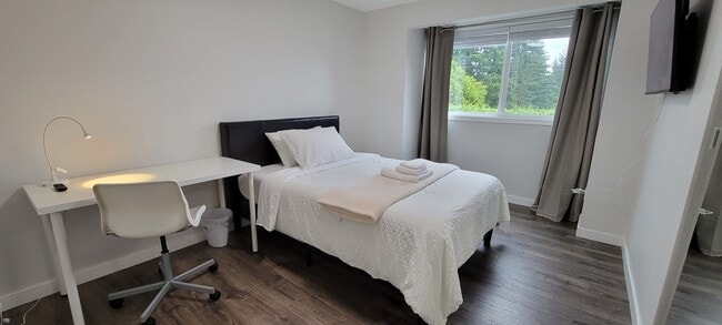 8029 240th St SW in Edmonds, WA - Foto de edificio - Building Photo