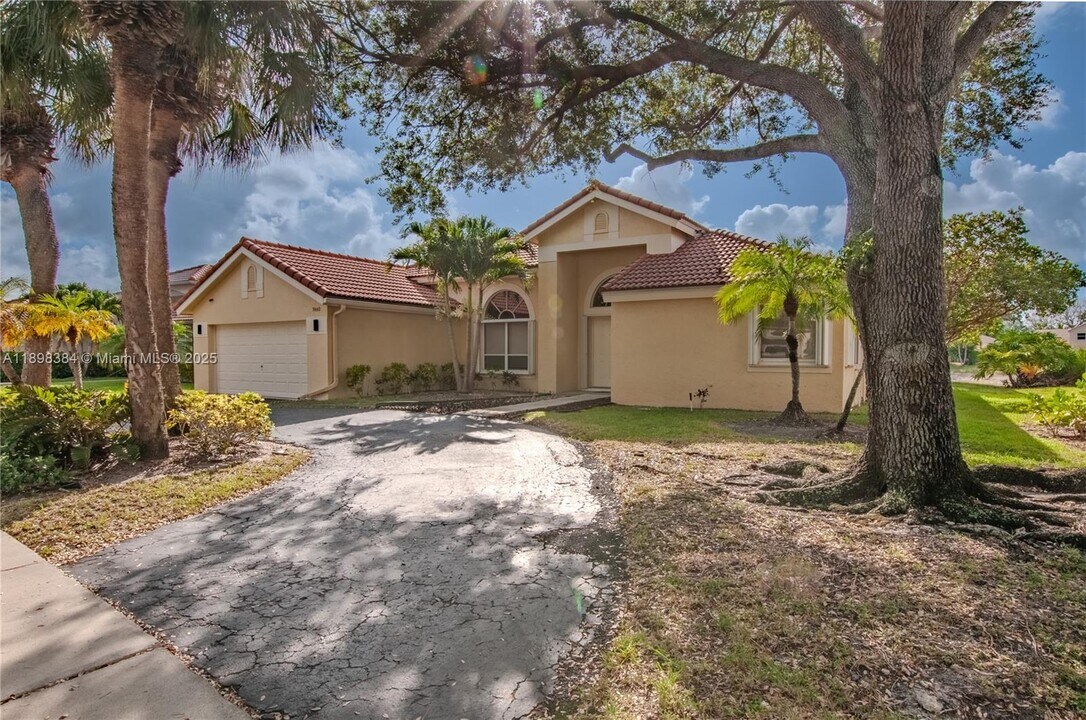 7440 NW 65th Ln in Parkland, FL - Building Photo