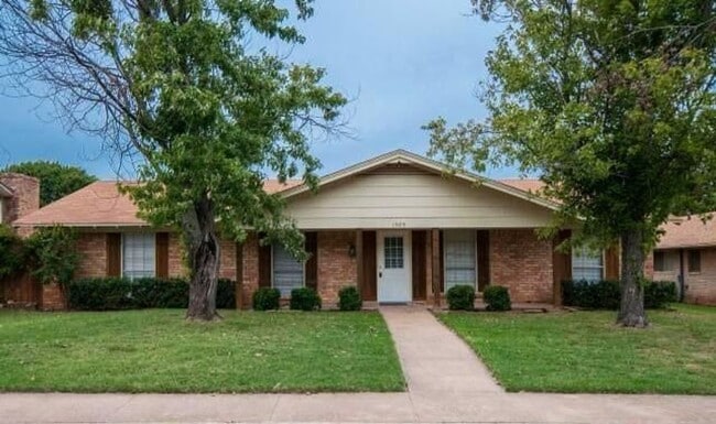 property at 1505 Meadow Ct