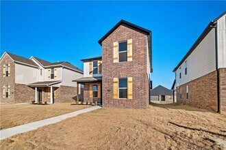 4670 W Aurora St in Fayetteville, AR - Foto de edificio - Building Photo