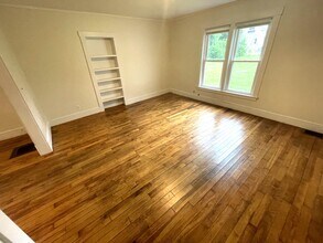 49 Central St, Unit 1 in Northfield, VT - Foto de edificio - Building Photo