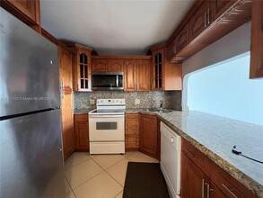 1825 S Ocean Dr, Unit OCEAN VIEW in Hallandale Beach, FL - Foto de edificio - Building Photo