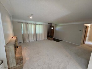 5229 Evergreen Dr in North Olmsted, OH - Building Photo - Building Photo