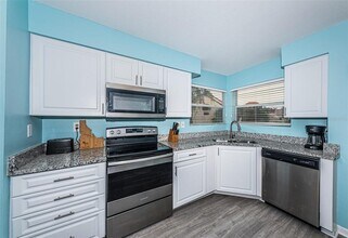 6077 Bahia Del Mar Blvd S in St. Petersburg, FL - Building Photo - Building Photo