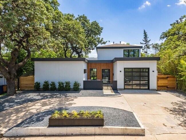 property at 1109 W Oltorf St