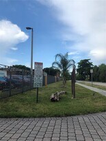 9467 SW 76th St in Miami, FL - Building Photo