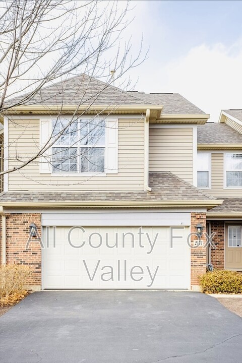 2176 Yale Cir in Hoffman Estates, IL - Building Photo