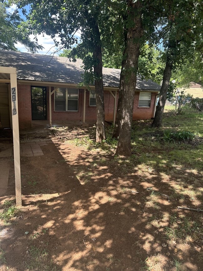 property at 2913 Gwendolyn Ln