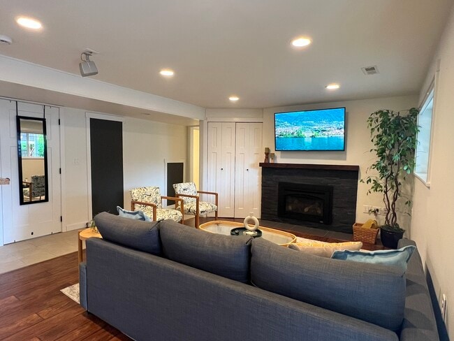118 153rd Pl SE, Unit ADU in Bellevue, WA - Foto de edificio - Building Photo