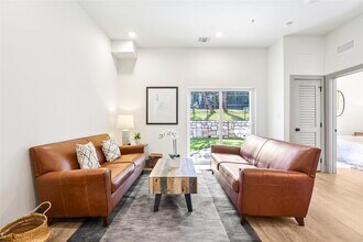 2450 Wickersham Ln in Austin, TX - Foto de edificio - Building Photo