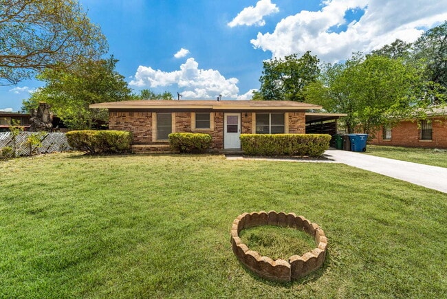 218 E Villaret Blvd in San Antonio, TX - Foto de edificio - Building Photo