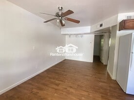 325 S Pioneer in Mesa, AZ - Building Photo