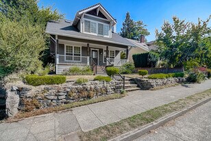 5042 7th Ave NE in Seattle, WA - Building Photo