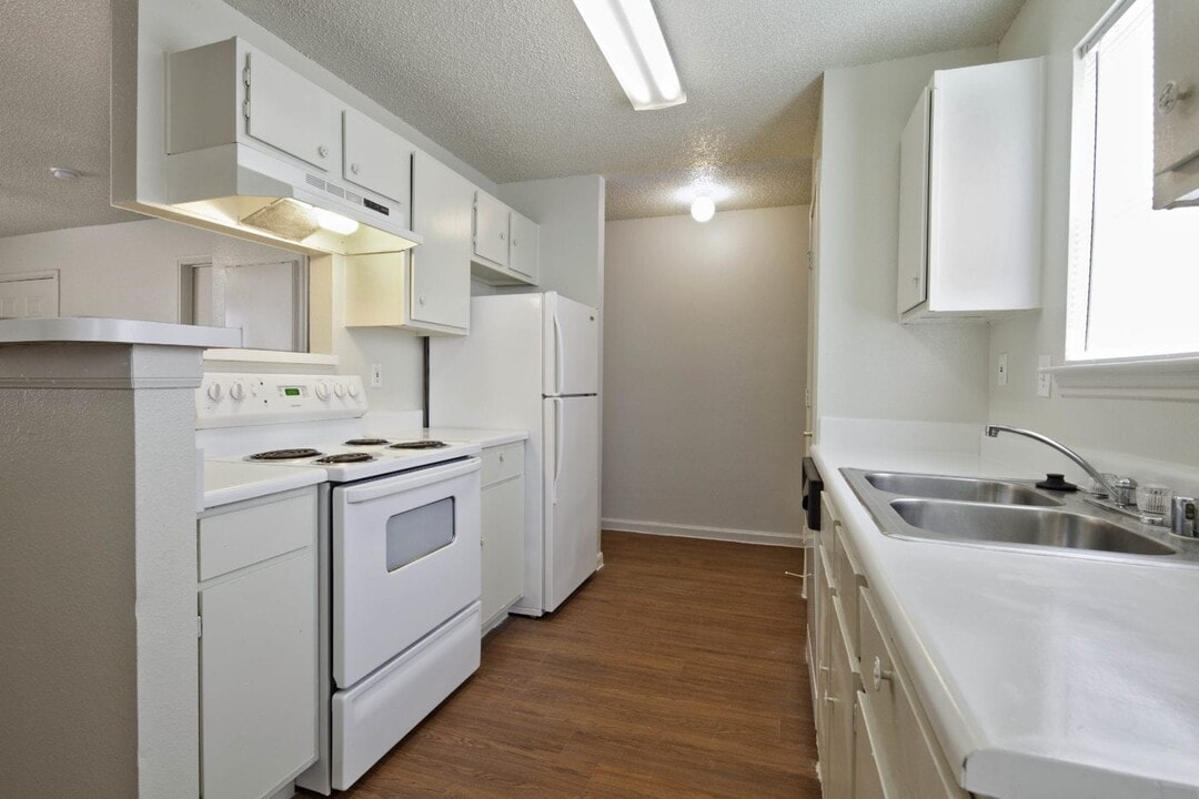 Meadowbrook Plaza Apartments in Houston, TX - Building Photo