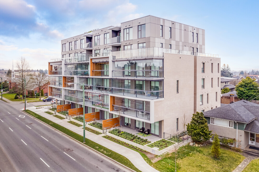 Coco Oakridge in Vancouver, BC - Building Photo