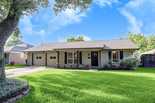 property at 9522 Emnora Ln