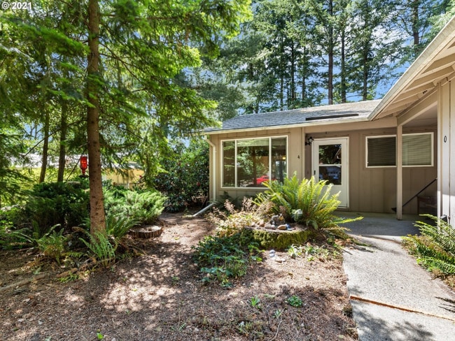 13334 SE Sherman St in Portland, OR - Foto de edificio - Building Photo