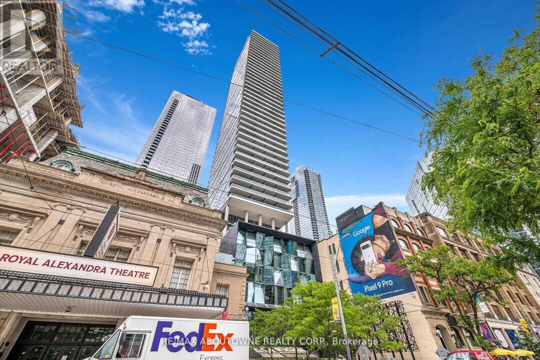 2906-224-1224 King St W in Toronto, ON - Building Photo