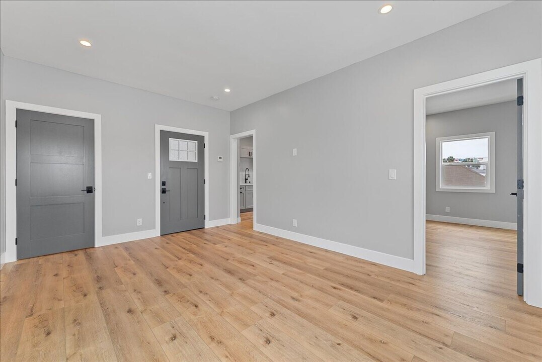 1259-1254 S Muirfield Rd in Los Angeles, CA - Building Photo