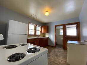 308 Pennsylvania Ave-Unit -Apartment 3 in Dowagiac, MI - Building Photo - Building Photo